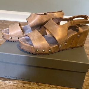 Antelope | 525 metallic leather band and stud sandal